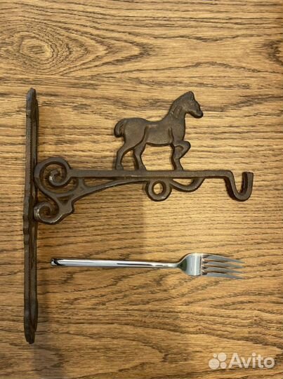 Чугунный крючок