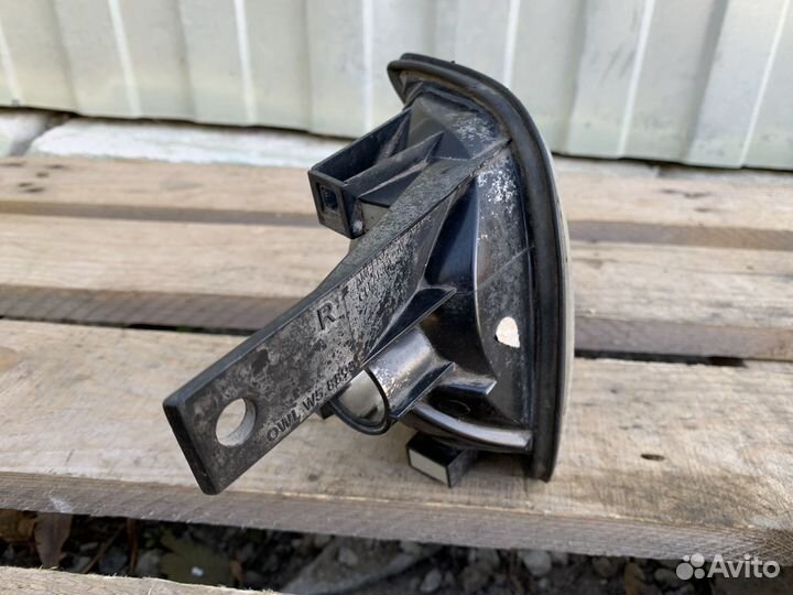 Поворотник правый белый BMW E34 неоригинал