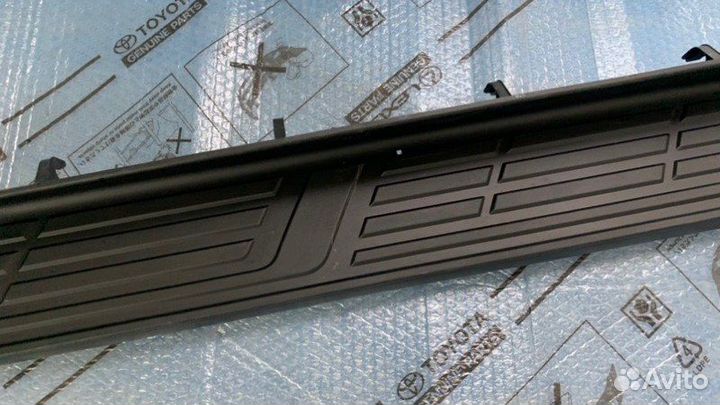 Накладка подножки правая Toyota Hilux8 2015