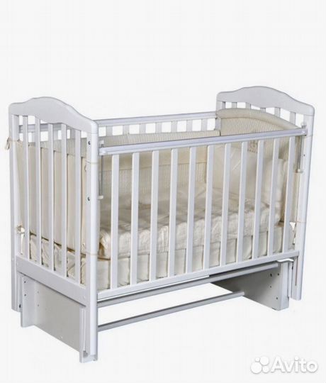 Детская кроватка с маятником белая