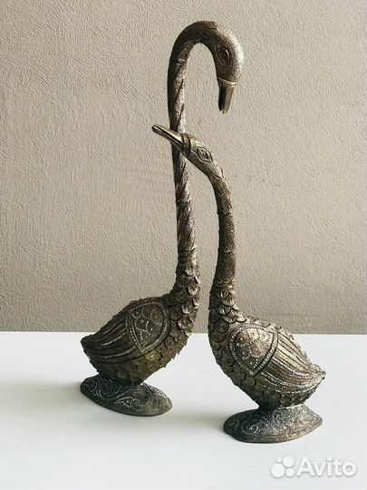 Статуэтки лебедей