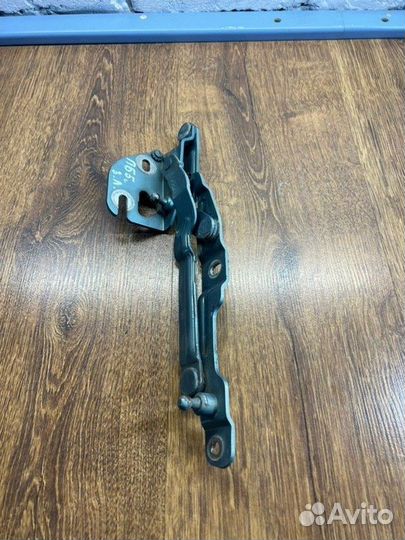 Петля крышки багажника задняя левая Volkswagen