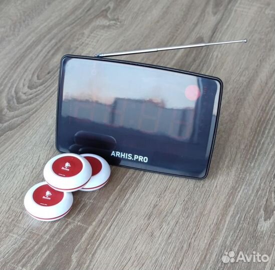 Кнпока вызова персонала и табло отображения вызова