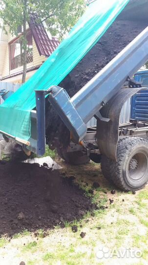 Полевая почва плодородная, песок земля навоз