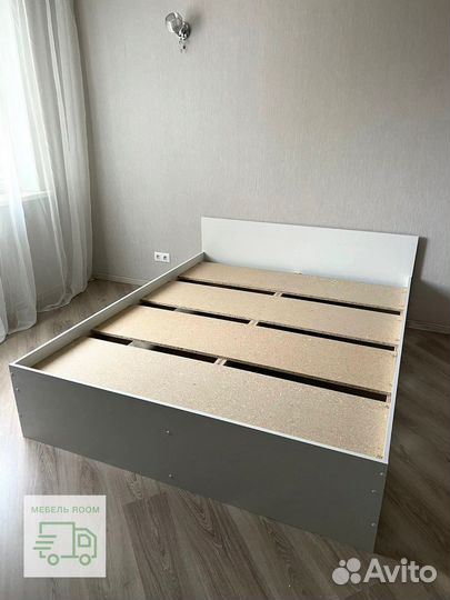 Кровать с прочным основанием