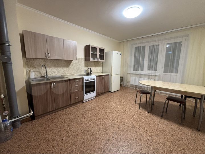 2-к. квартира, 64 м², 1/14 эт.