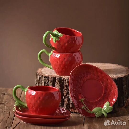 Чашка и блюдце клубника