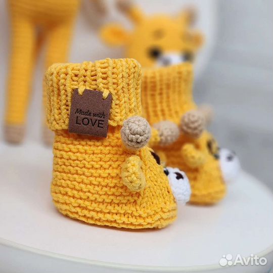 Игрушка сплюшка, пинетки и погремушка жирафчики