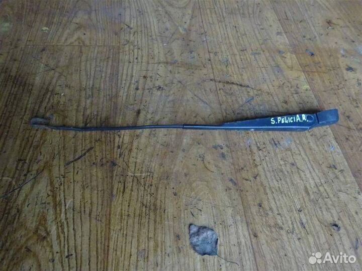 Поводок стеклоочистителя передний правый Skoda Fe