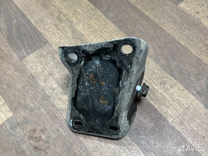 Кронштейн задней балки правый VW, Audi,Skoda