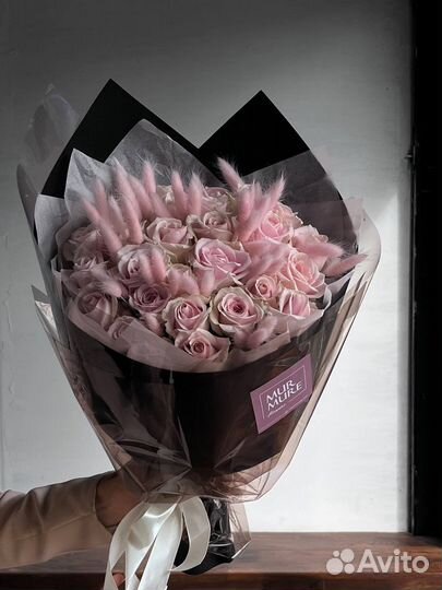 Нежный букет роз с дагурусом