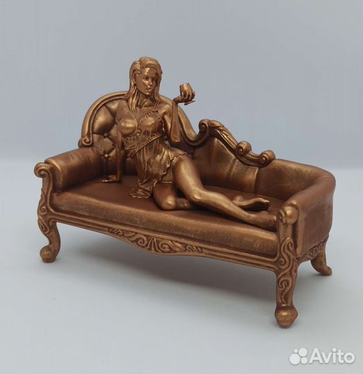 Статуэтка девушка на диване