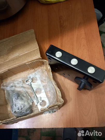 Замок гаражный накладной