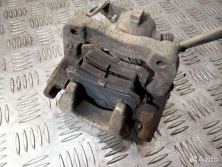 Задний левый суппорт Golf 4