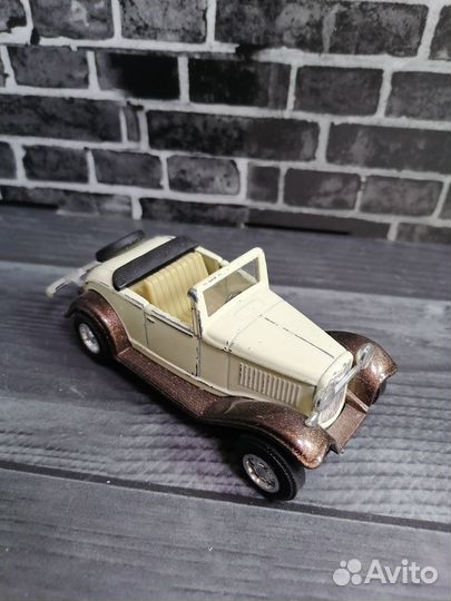 Коллекционная машинка Ford