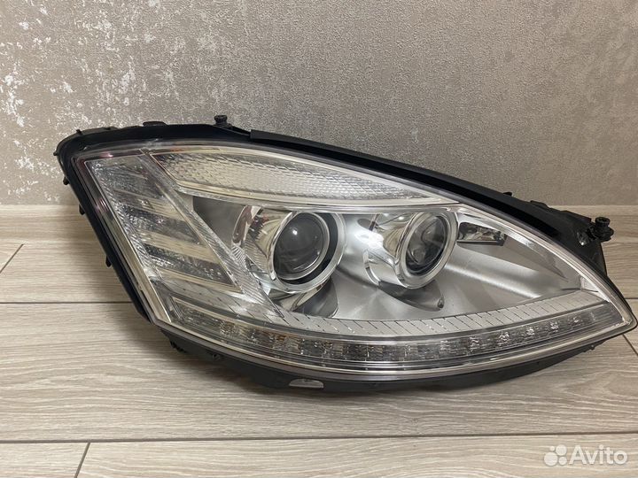Фара правая Mersedes W221
