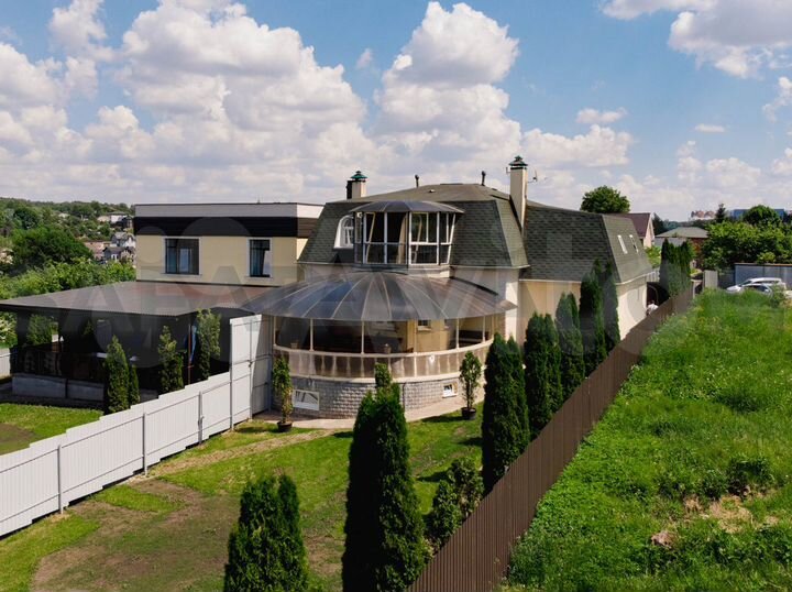 Коттедж 300 м² на участке 10 сот.