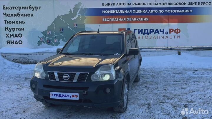 Обшивка двери багажника верхняя левая Nissan X-Tra