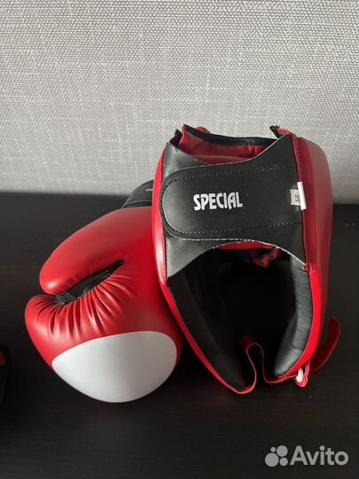 Боксерские перчатки green hill 10 oz шлем