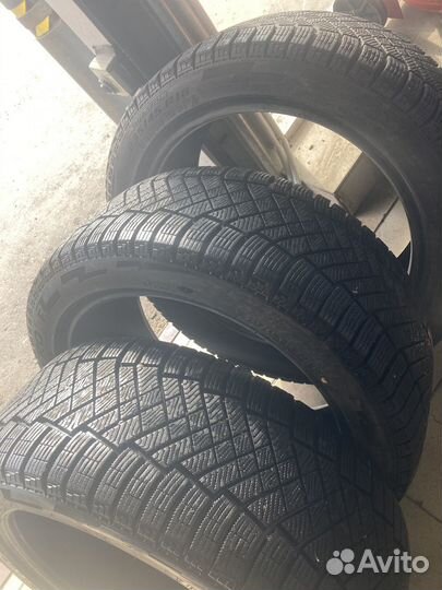 Pirelli Ice Zero FR 235/45 R18 98