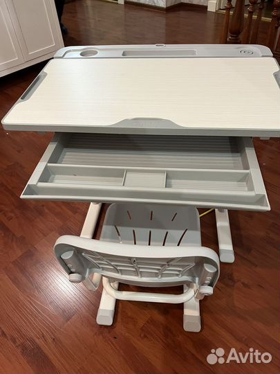 Детский письменный стол и стул