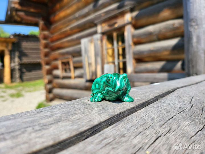Малахитовая фигурка