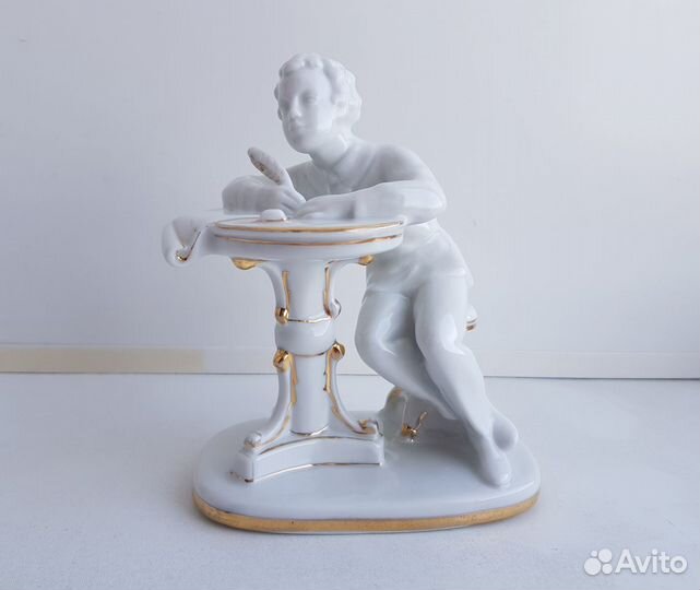 Статуэтка СССР - юный пушкин за столом. лфз