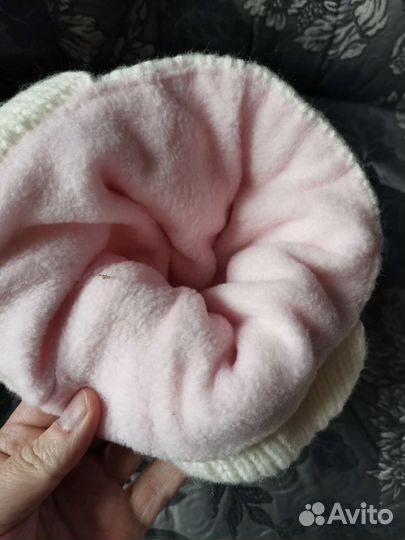 Шапочка с пумпонами детская