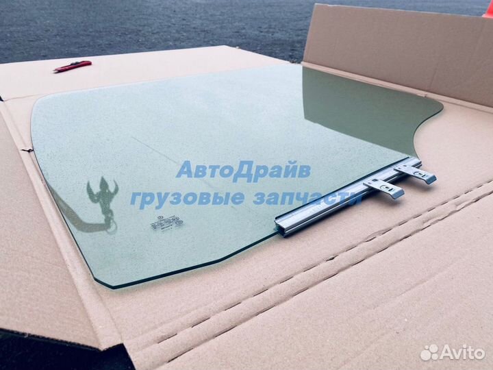 Стекло передней двери Мерседес Атего Аксор правой