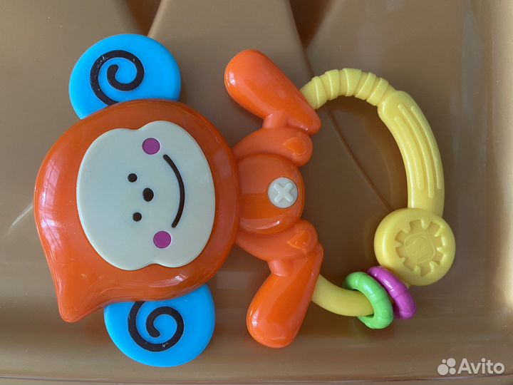 Погремушки и игрушки для малышей
