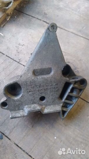 Кронштейн двигателя Volkswagen Jetta 5