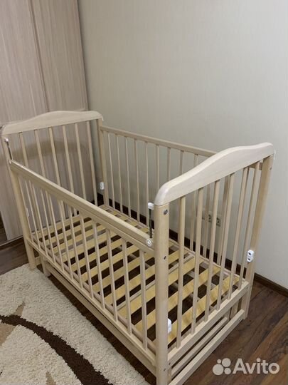 Детская кроватка с маятником