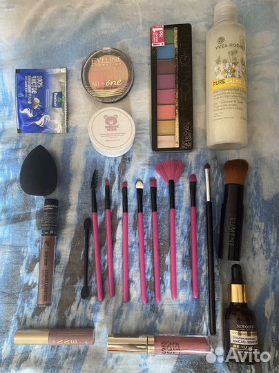 Косметика и кисти пакетом