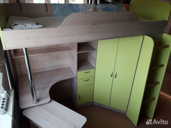 Детская кровать-чердак со столом и шкафом