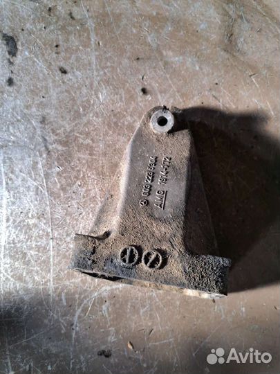 Кронштейн двигателя на Mercedes W140