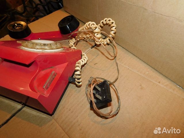 Советский дисковый телефон красного цвета СССР