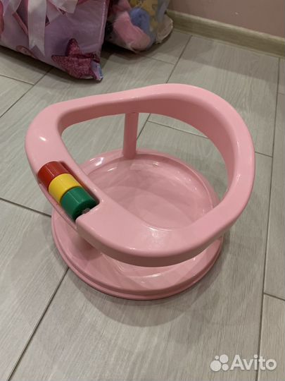 Игрушка и сиденье для ванны