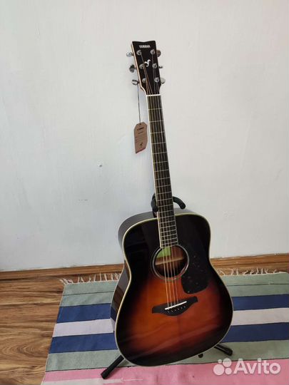 Yamaha fg 830 TBS акустическая гитара + подставка