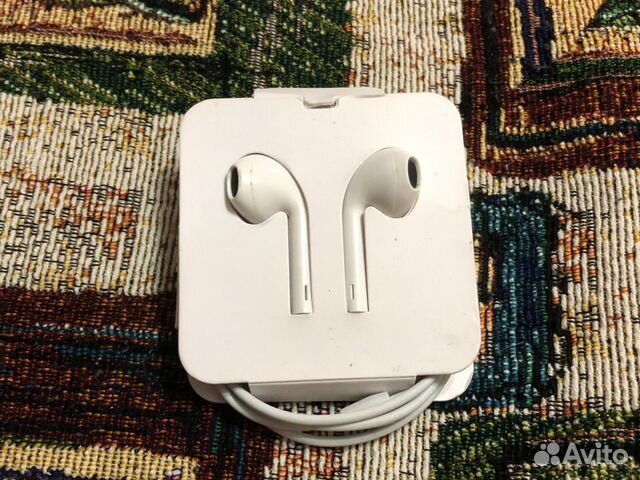 Проводные наушники и зарядка