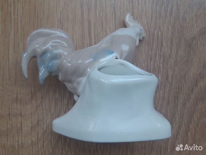 Фарфоровая статуэтка 