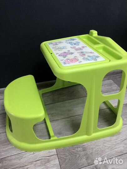 Пластиковый стол парта со стулом