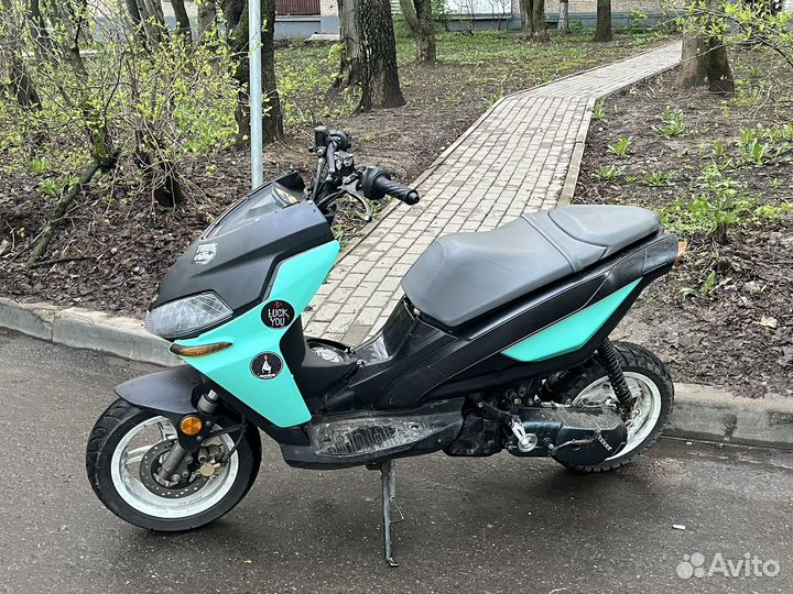 Скутер stels arrow benelli 100