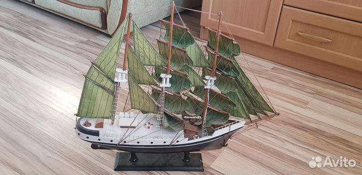 Модель парусника из дерева