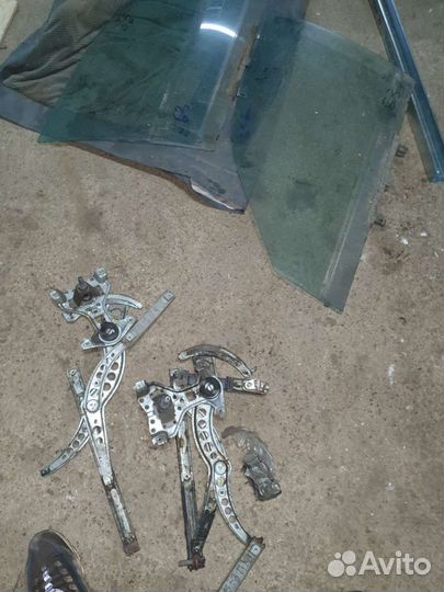 Стекло боковое переднее на фольксваген б3
