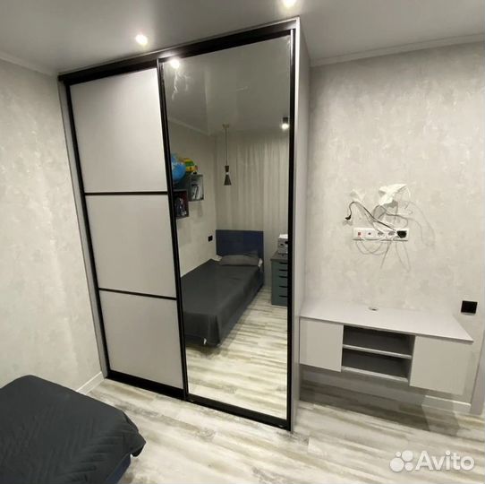 Зеркальный шкаф