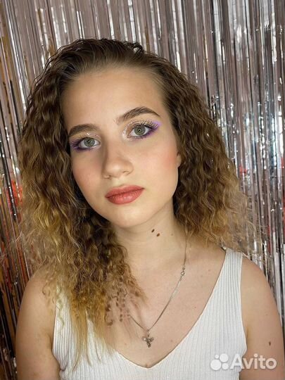 Визажист, модель на макияж