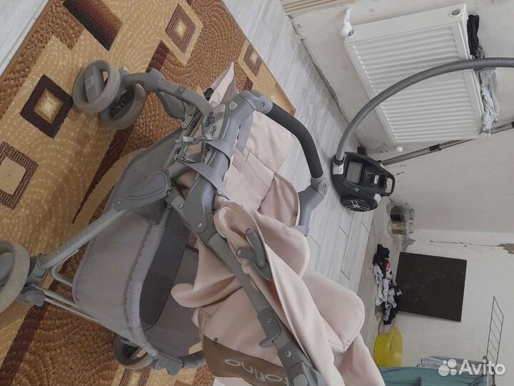 Коляска можно регулировать спинку и складываеться