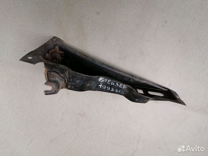 Кронштейн замка капота Chevrolet Blazer 1989-1995