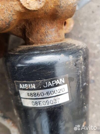 Цилиндр гидроподвески Toyota Land Cruiser 200