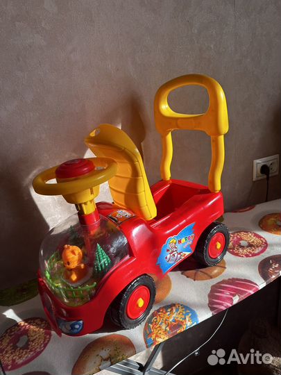 Машинка каталка толокар с ручкой